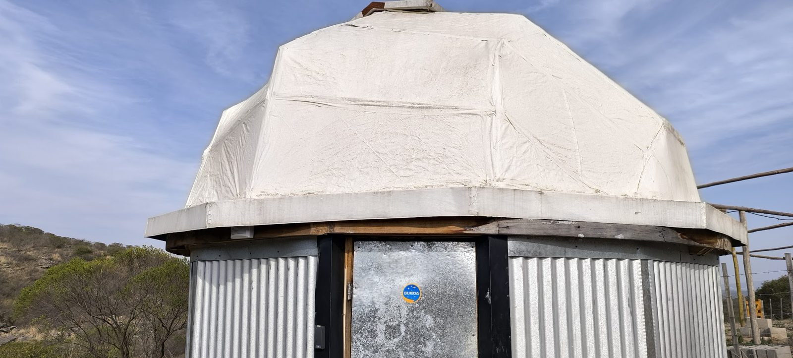 El domo del observatorio visto desde afuera bajo el cielo diurno