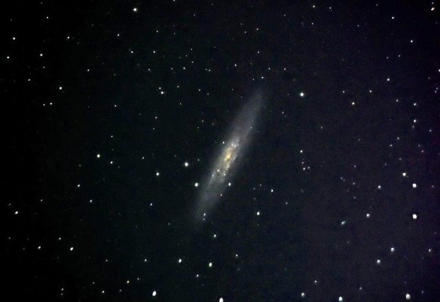 Una galaxia espiral vista de canto