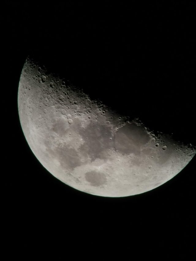 Luna creciente sobre fondo negro