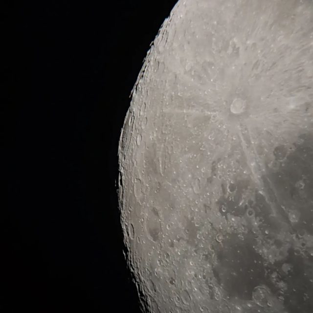 Detalle del limbo lunar con sus cráteres