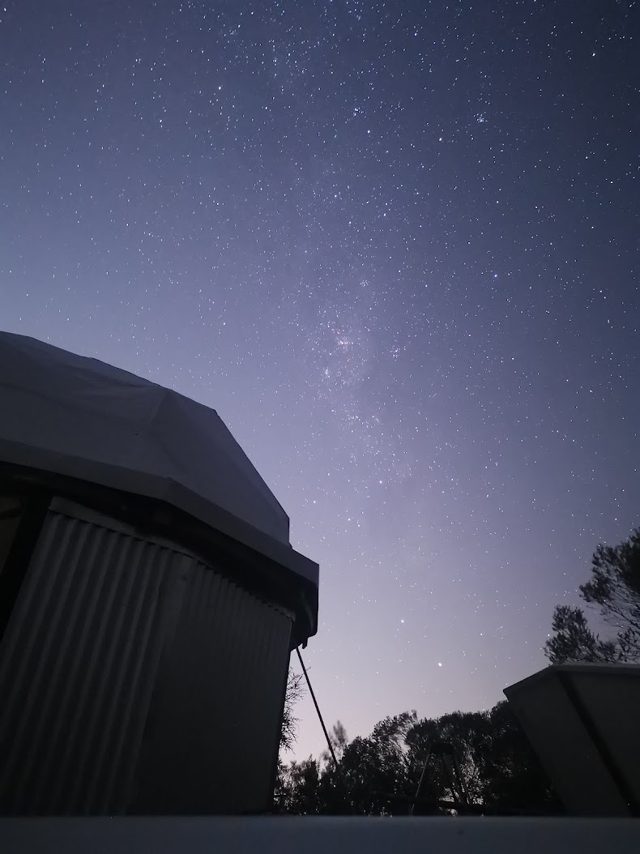 El domo recortado contra un cielo estrellado