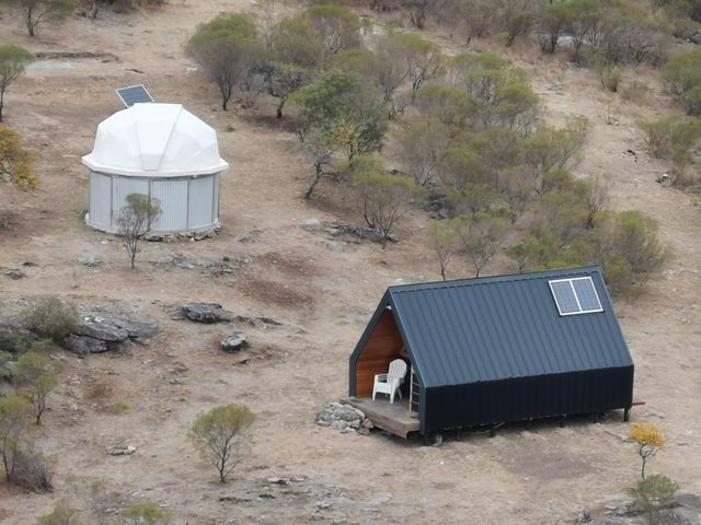 Vista aérea del predio con el domo blanco y la casa de campo