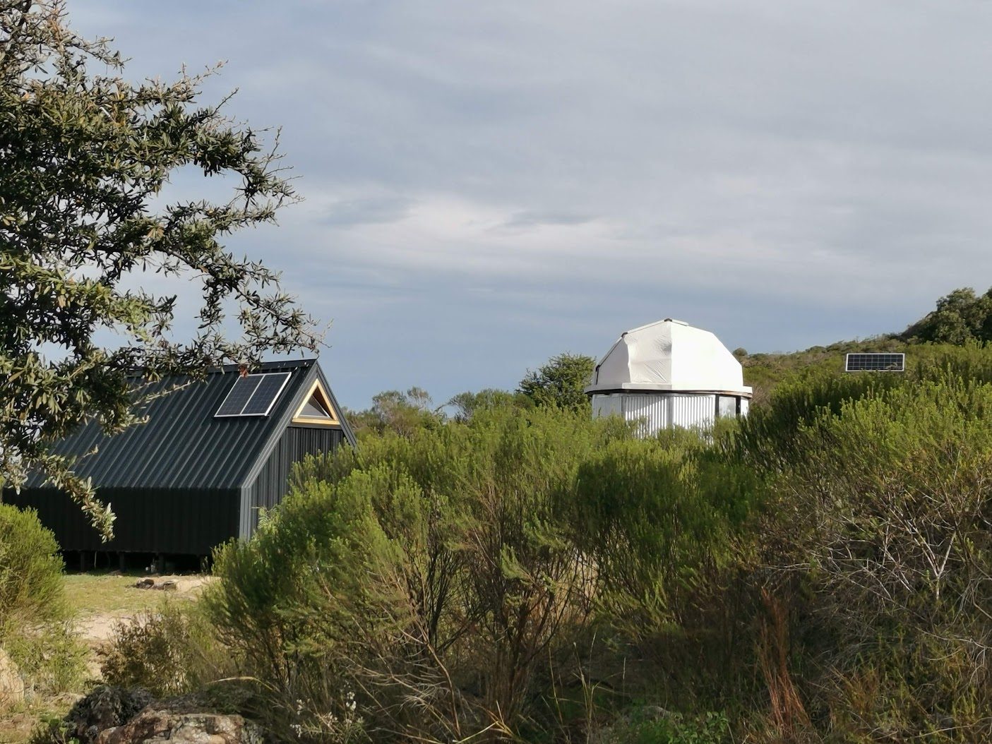 El domo y la casa de campo entre la vegetación serrana