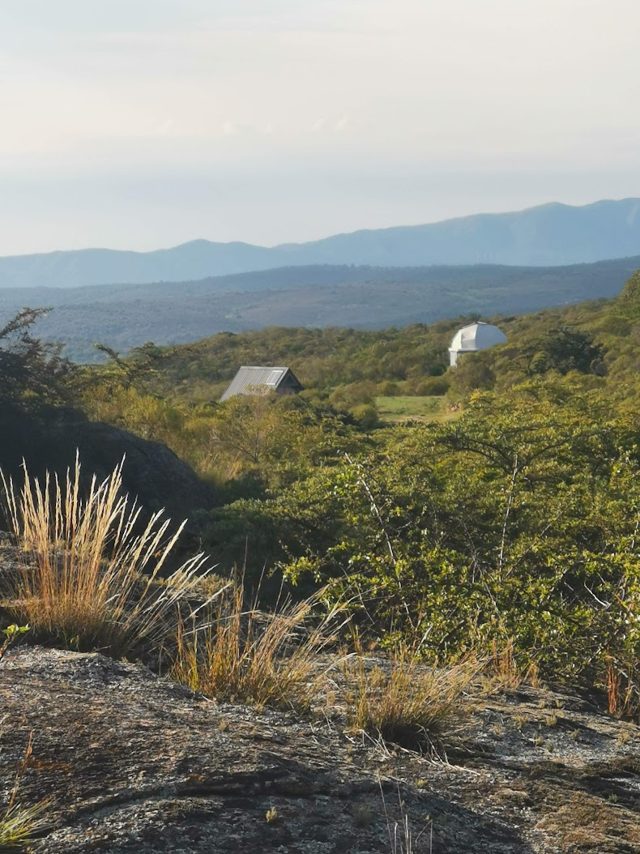 El domo a lo lejos sobre el paisaje serrano