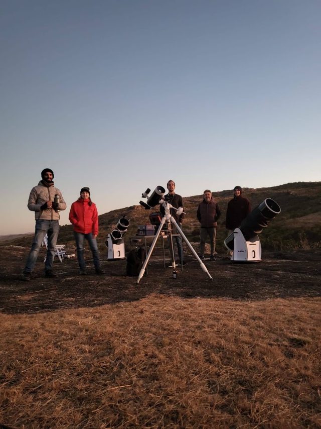 Grupo con telescopios preparando la observación al atardecer