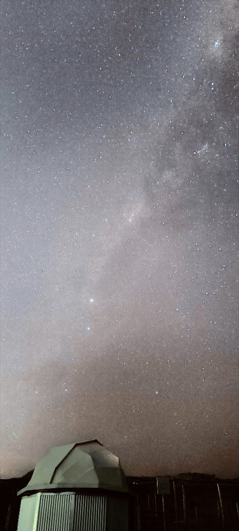 La Vía Láctea sobre el domo del observatorio
