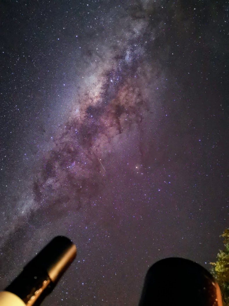 La Vía Láctea sobre el horizonte serrano